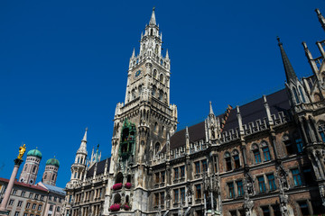 Fototapeta na wymiar New Town Hall (Neues Rathaus) with the Rathaus Glockenspiel. Neogothic building at Mary's Square (Marienplatz). Munich, Germany