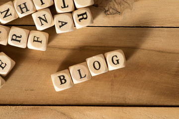 Verschiedene Holzbuchstaben und ein Blog