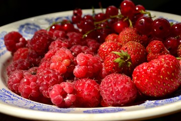 Малина, смородина и клубника 