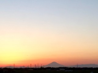 夕焼けに浮かぶ富士山のシルエット