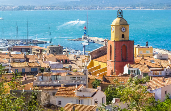  ville et port de Saint-Tropez, côte d'Azur, France 