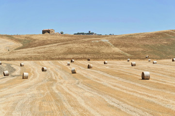 Strohballen auf abgeernteten Getreidefeldern, südlich von Pienza, Toskana, Italien, Europa, ÖffentlicherGrund, Europa