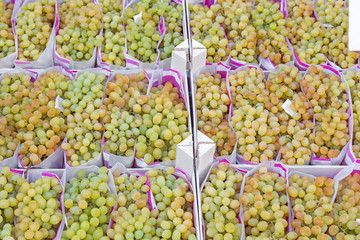 Frische Weintrauben zum Verkauf an einem Marktstand
