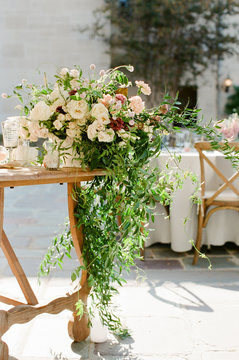 Outdoor Elegant Hollywood style wedding flowers
