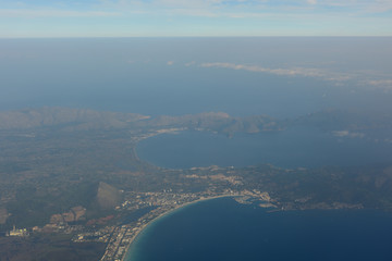 blick auf die erde aus dem flugzeug fenster