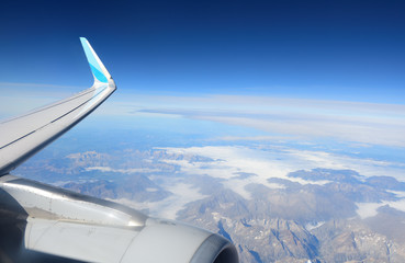 blick auf die erde aus dem flugzeug fenster