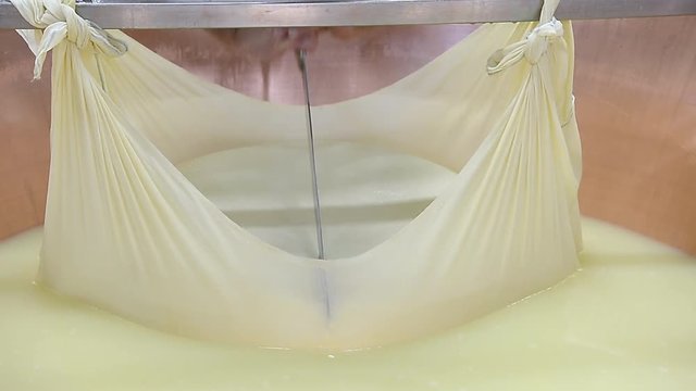 CASEIFICIO LAVORAZIONE PARMIGIANO REGGIANO
