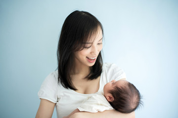 Obraz na płótnie Canvas 赤ちゃんを抱いた女性