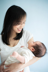 赤ちゃんを抱いた女性