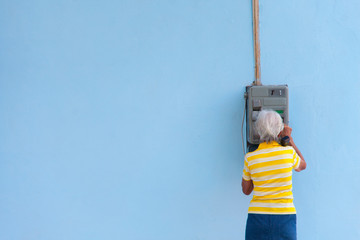 Mujer llamando por teléfono en calle de la Habana Cuba