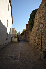 alte stadtmauer templin mit gasse slippe enger straße