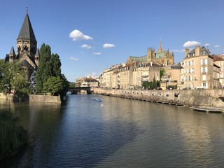 モーゼル川にそびえ立つタンプルヌフ教会（Tamr'luneuf church rising in the Moselle）