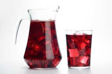 Limonada o tinto de verano en una jarra y un vaso con hielos