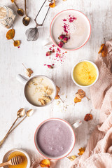 Assortiment de Lait d'Or ou Golden Milk à la Rose, Lait d'Or au Curcuma, à l'Hibiscus et à la Camomille 