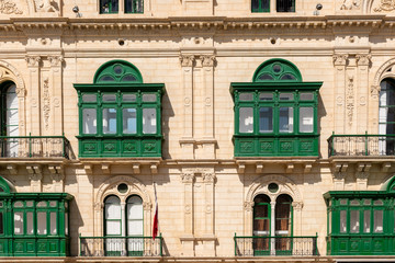 Fototapeta premium Historische Häuser Fassaden in Valletta Malta mit Balkon Erker