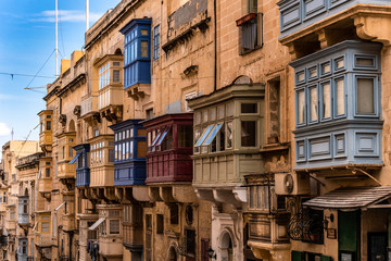 Historische Häuser Fassaden in Valletta Malta mit Balkon Erker