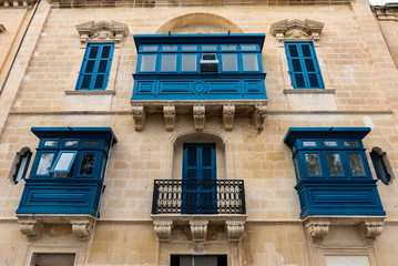 Historische Häuser Fassaden in Valletta Malta mit Balkon Erker - obrazy, fototapety, plakaty