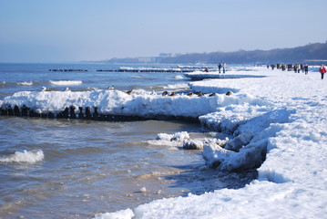 plaża w Kołobrzegu zimą - obrazy, fototapety, plakaty