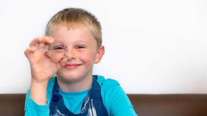 Junge beim Kekse backen, Ausstecher f&uuml;r Lebkuchen
