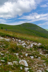 Fototapeta na wymiar Sentieri di montagna con veduta sulla vallata di Castelluccio di Norcia