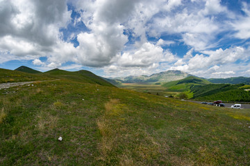 Sentieri di montagna con veduta sulla vallata di Castelluccio di Norcia