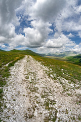 Sentieri di montagna con veduta sulla vallata di Castelluccio di Norcia