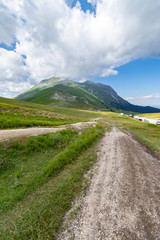 Paesaggio montano con veduta sul Monte Vettore