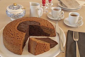 colazione italiana con torta al cioccolato e caffè