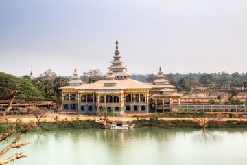 Obraz premium The Kyauk-Kalat Pagoda with is magnificent rock formation and temple near Hpa-An in Myanmar 