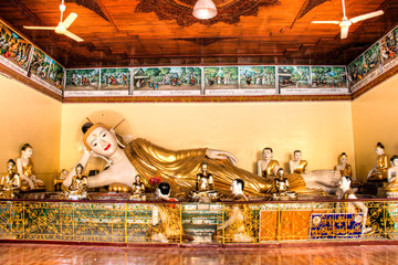 Fototapeta premium The impressive golden Shwedagon Pagoda is one of the most famous temples in Yangon, the capital of Myanmar 