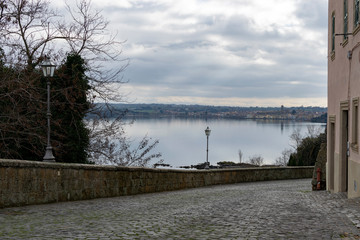 Veduta di Marta da Capodimonte, sul lago di Bolsena