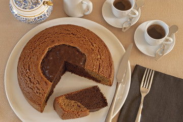 colazione italiana con torta al cioccolato e caffè dall'alto