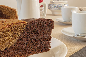 colazione italiana con torta al cioccolato e caffè particolare