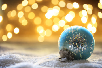 Bokeh Hintergrund mit Weihnachtskugel