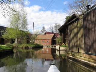 Obraz premium The village on the river. Wooden houses in the sping landscape