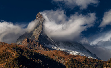Matterhorn bei Tag in Wolken eingehüllt. Blick von Winkelmatten. Zermatt in der Schweiz.