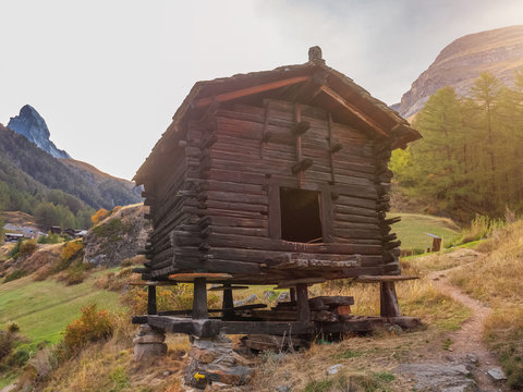 Alte H&auml;user aus Holz. Blatten. Zermatt in der Schweiz