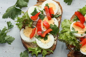 Sandwich with egg, paprika and lettuce.