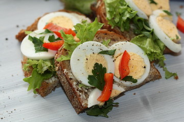 Sandwich with egg, paprika and lettuce.