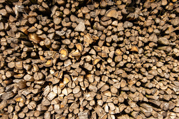 Aufgestapeltes Holz als Brennholz für den Winter