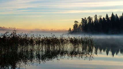 Obraz na płótnie Canvas Autumn sunrise by the lake