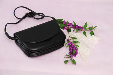 フューネラルイメージ　ムラサキシキブの実と黒いハンドバッグ