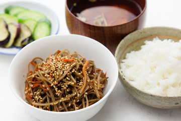 きんぴらごぼうと味噌汁とご飯