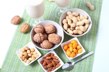 Frutta secca noci, nocciole, arachidi, banane e frullato
