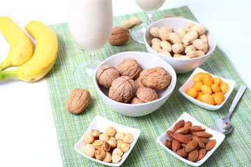 Frutta secca noci, nocciole, arachidi, banane e frullato