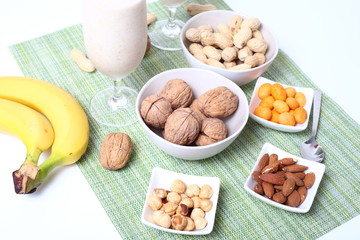 Frutta secca noci, nocciole, arachidi, banane e frullato