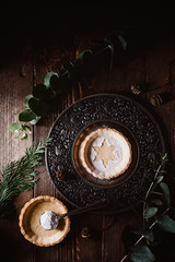 Weihnachtsgebäck mit eukalyptus und immergrün hübsch dekoriert - weihnachtsschmuck aus der küche
