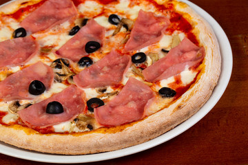 Pizza with ham
