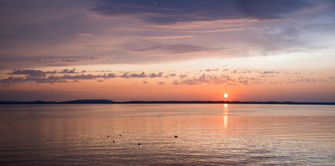 wunderschöne Sonnenuntergang Stimmung am See