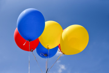 bunte Luftballons am blauen Himmel